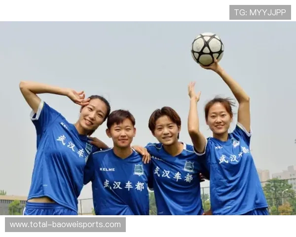 足球球星携手中国女友共谱爱情篇章引发关注